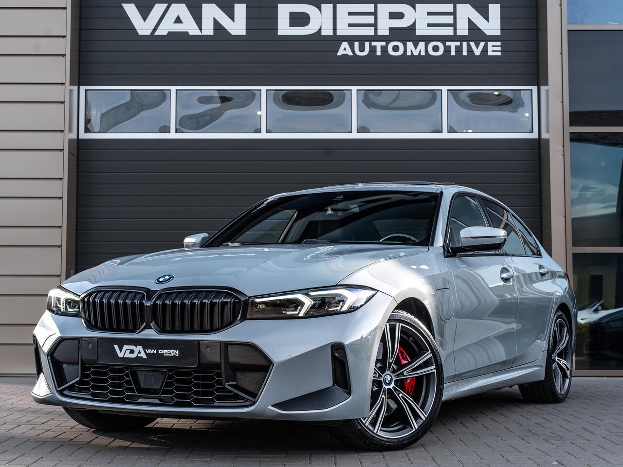 BMW 3-serie - 330e xDrive - M-Sport Pro l Pano l ACC l Laser l Carbon l 19'' - AutoWereld.nl