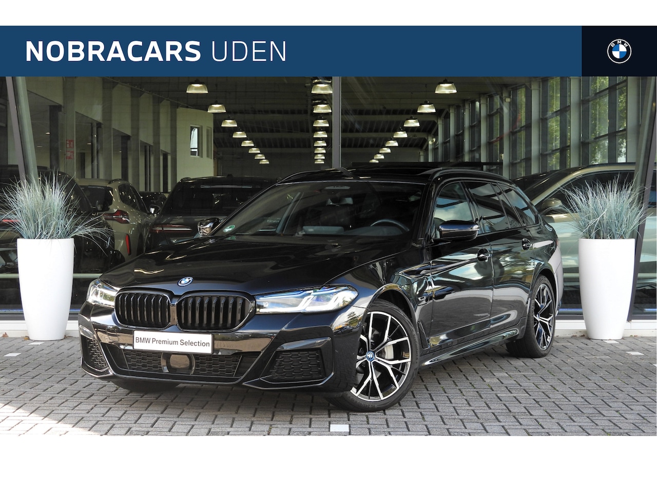 BMW 5-serie Touring - 530e xDrive Automaat / Panoramadak / Trekhaak / Laserlight / Achteruitrijcamera / Comfort - AutoWereld.nl