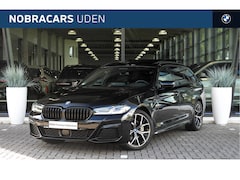 BMW 5-serie Touring - 530e xDrive Automaat / Panoramadak / Trekhaak / Laserlight / Achteruitrijcamera / Comfort