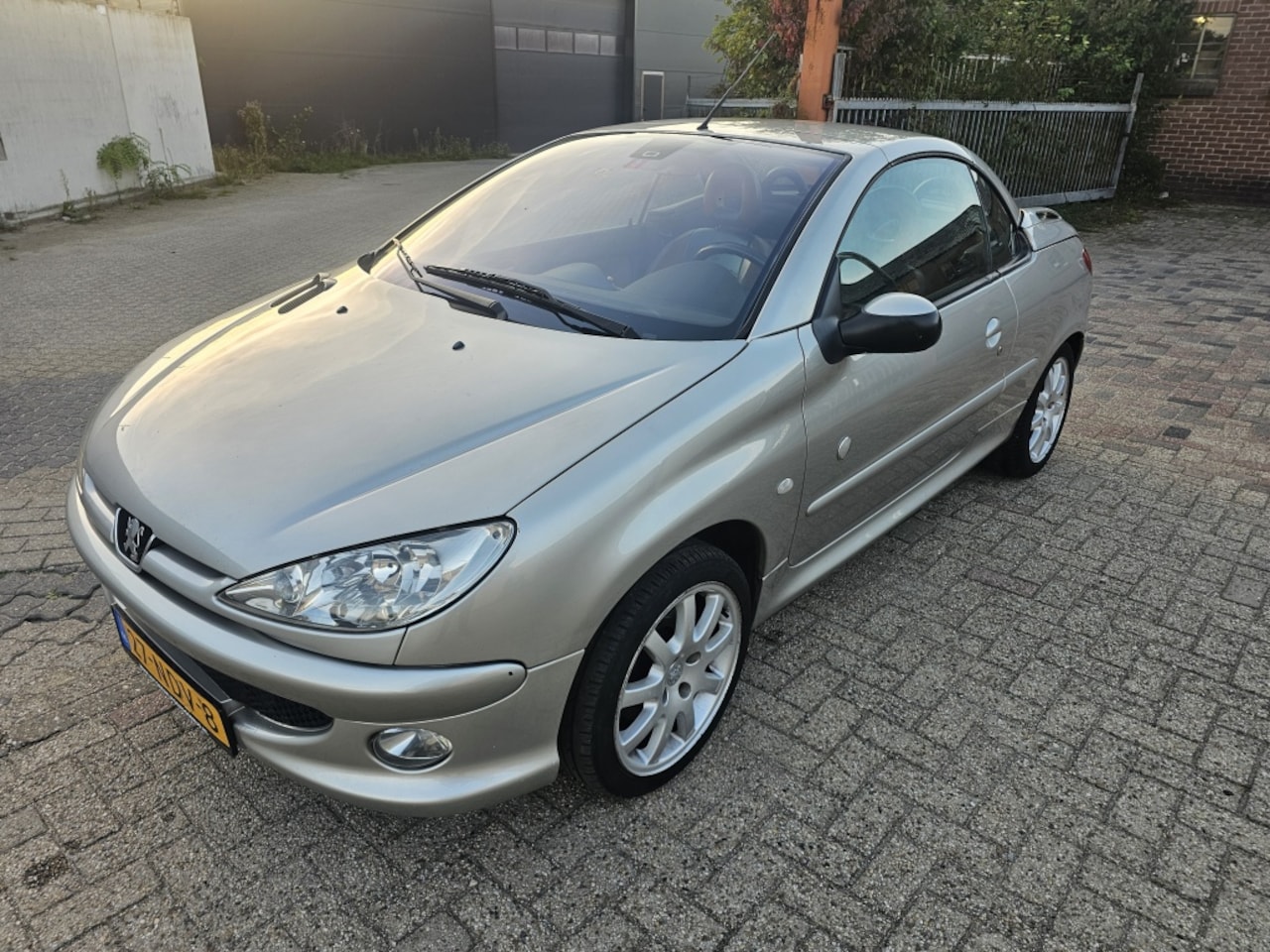 Peugeot 206 CC - 1.6-16VApk,Nap,Airco - AutoWereld.nl