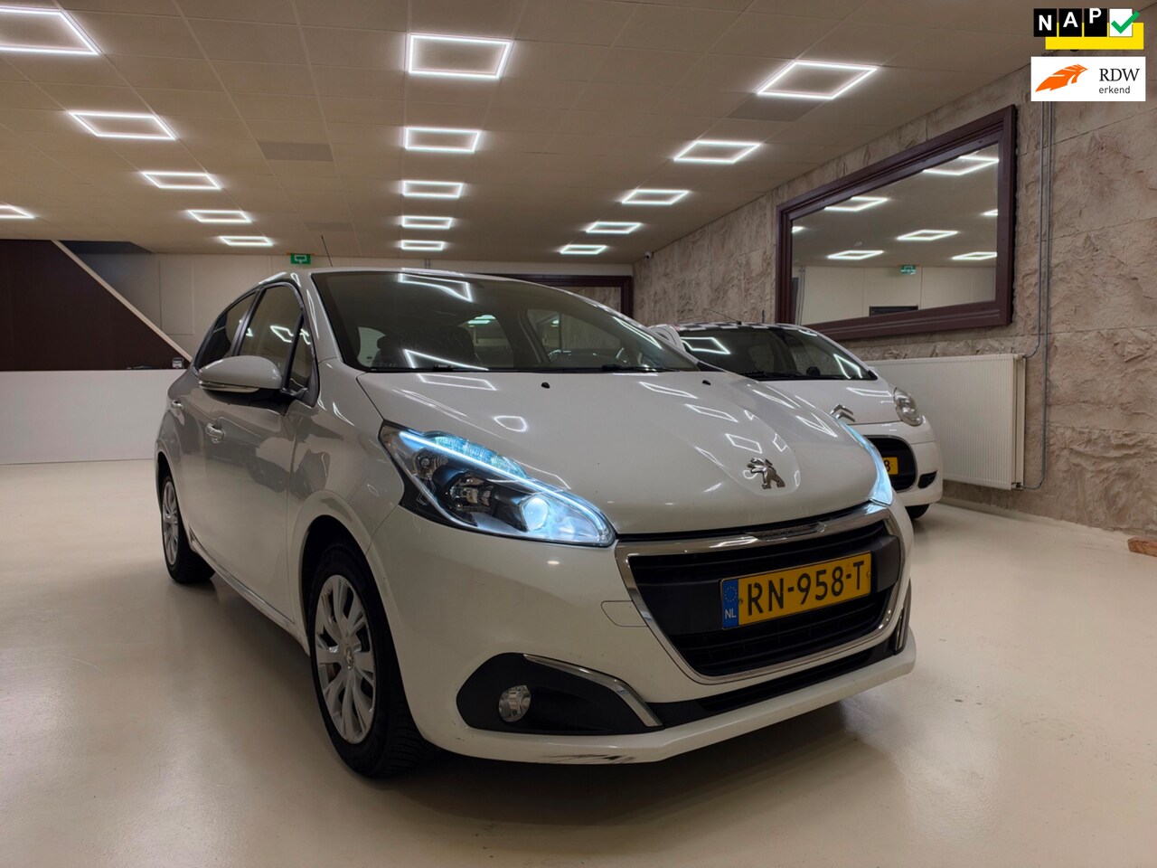 Peugeot 208 - 1.2 PureTech Blue Lion 5DR|Airco|Navigatie|Parkeersensoren - AutoWereld.nl