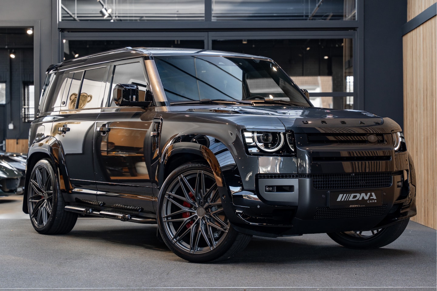 Land Rover Defender 110 - Urban Automotive X-Dynamic HSE Trekhaak 24'' 2.0 P300e 110 X-Dynamic HSE - AutoWereld.nl