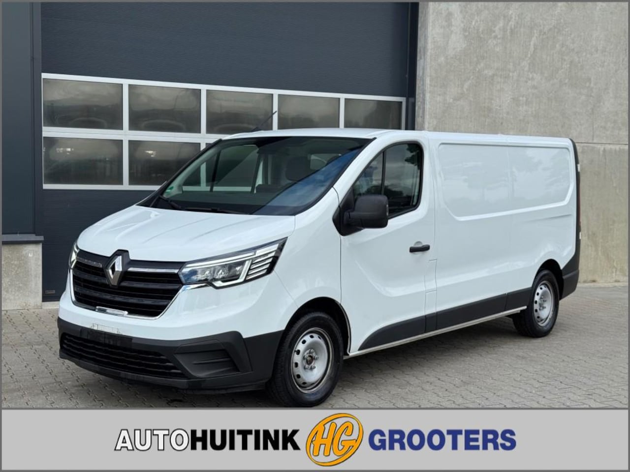 Renault Trafic - 2.0 D 130pk  L2H1 Navi - carplay/android auto - sensoren - keyless - schuifdeur - AutoWereld.nl