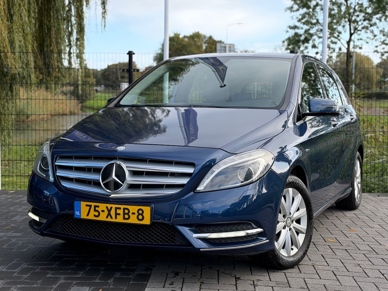 Mercedes-Benz B-klasse - 180 Ambition AUT / AIRCO / CRUISE / LEDER / PDC / TREKHAAK - AutoWereld.nl