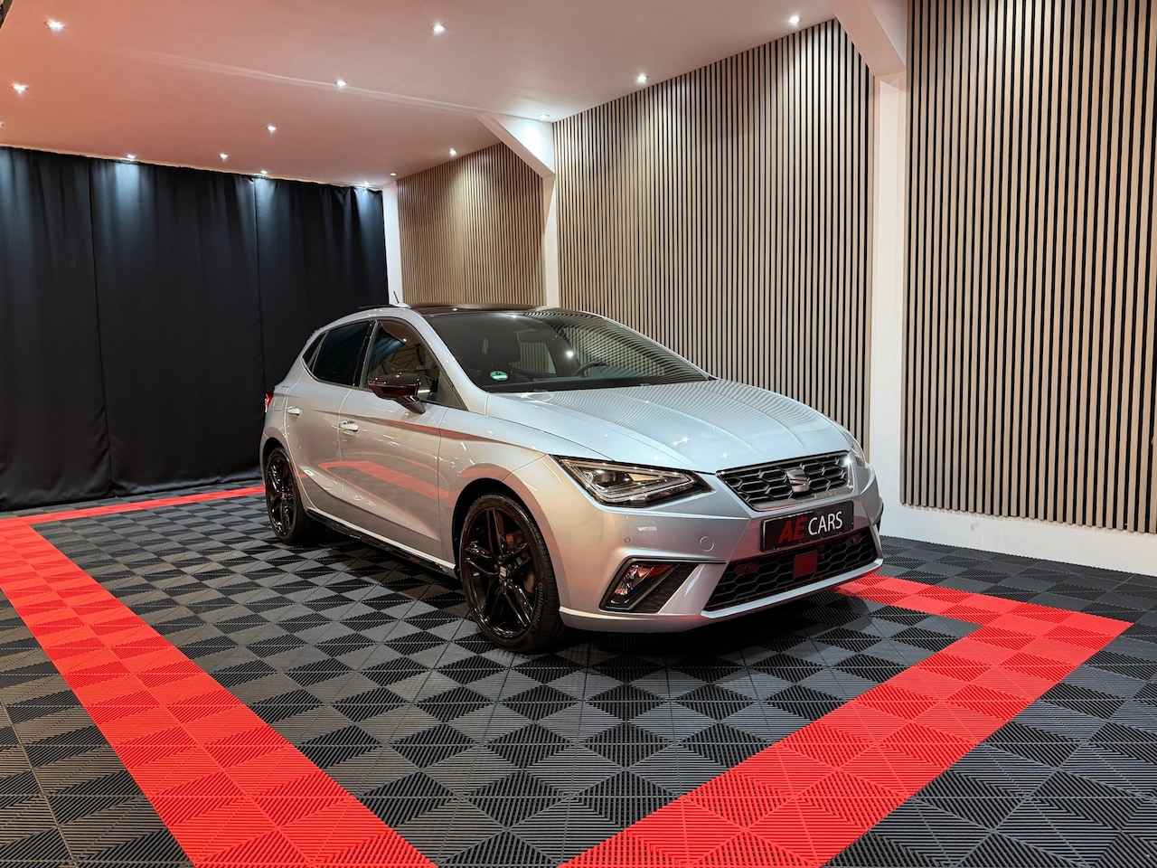 SEAT Ibiza - 1.5 TSI FR Business Black Line Face lift Pano Camera Alcantara/// - AutoWereld.nl