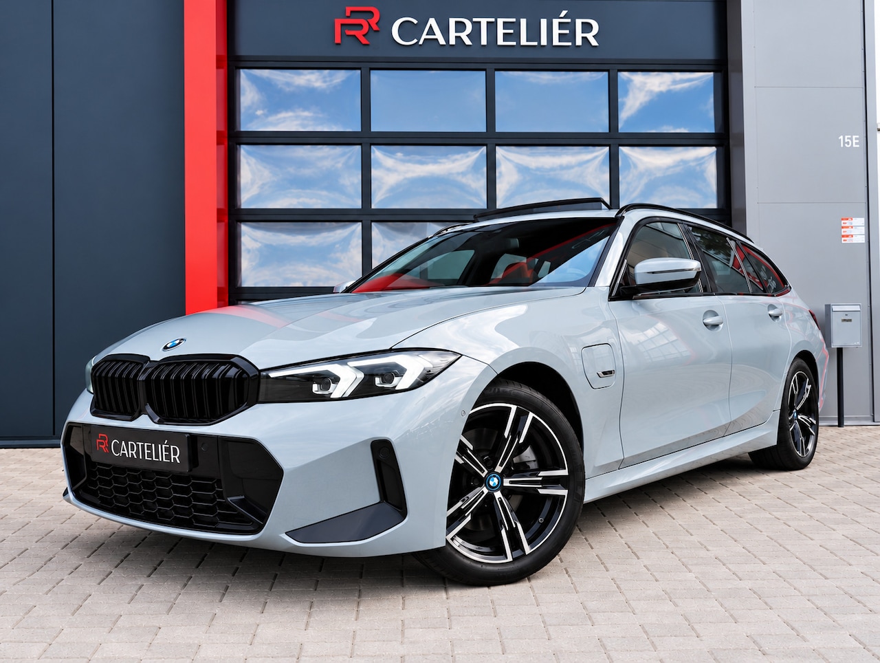 BMW 3-serie Touring - 330e M-Sport Brooklyn Grau | Pano | Leder | Head-Up | Camera | Carplay | Digital Dash | Co - AutoWereld.nl