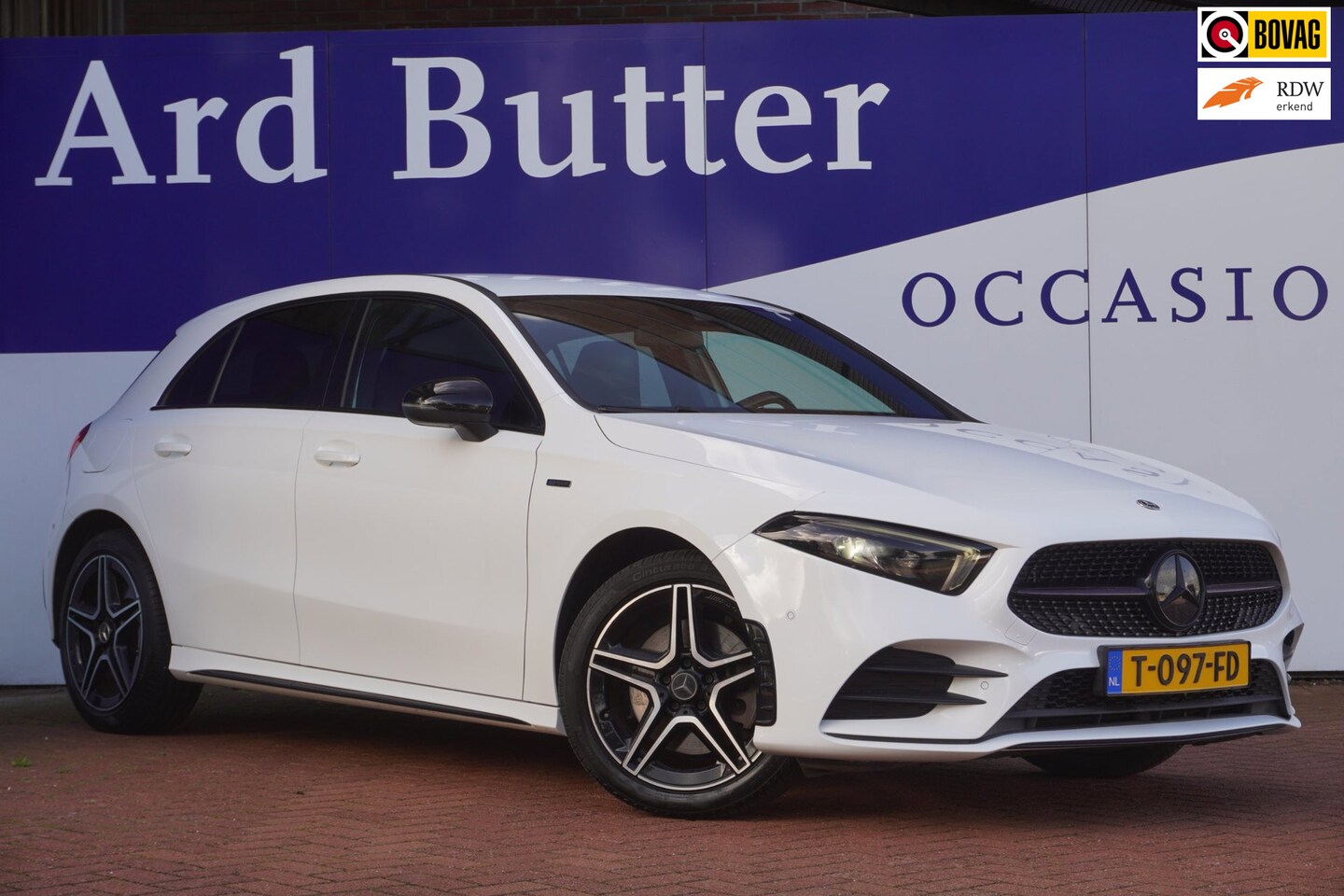 Mercedes-Benz A-klasse - 250 e Business Line AMG PHEV / Camera / Navi / Sfeer-verl / Stoelverwarm. / LED / = DECEMB - AutoWereld.nl