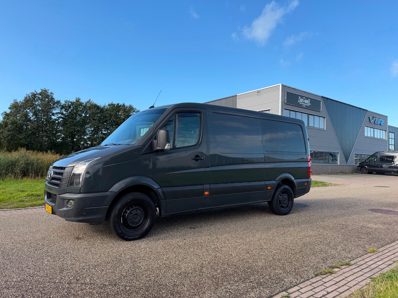 Volkswagen Crafter - 32 2.0 TDI L2H1 BM Chauffeurs pakket! - AutoWereld.nl