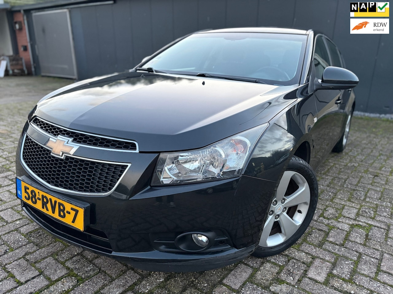 Chevrolet Cruze - 1.8 LTZ/NAVI/P.sensor/Trekhaak/Cruise/APK! - AutoWereld.nl