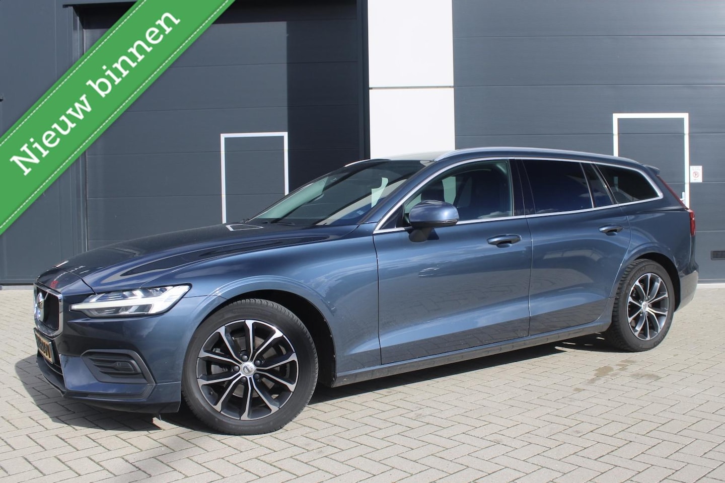 Volvo V60 - 2.0 D3 Momentum Navi|Camera|Cruise|Trekhaak|Vol! - AutoWereld.nl