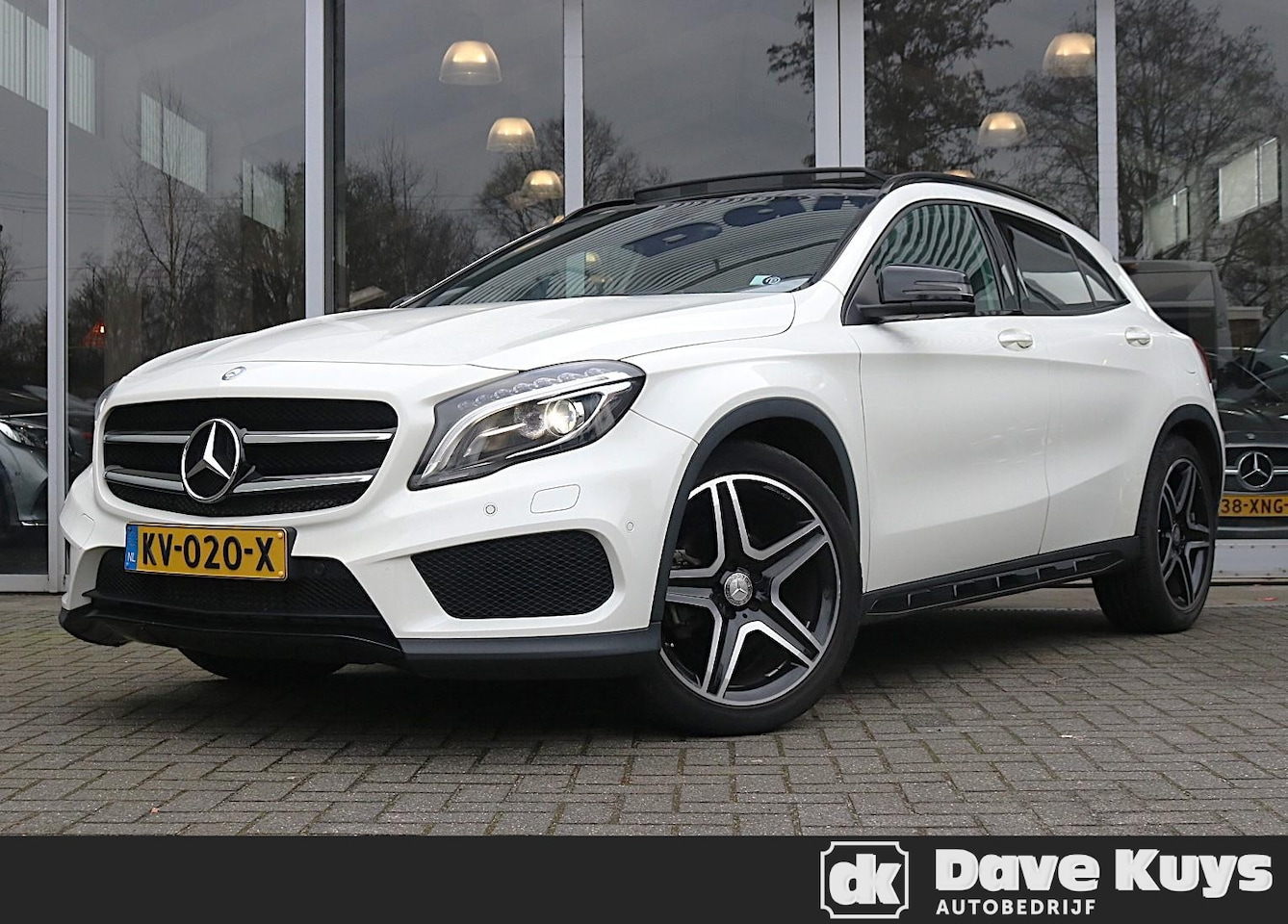 Mercedes-Benz GLA-Klasse - 180 AMG Night Edition Plus | Panoramadak | Camera | Sfeerverlichting - AutoWereld.nl