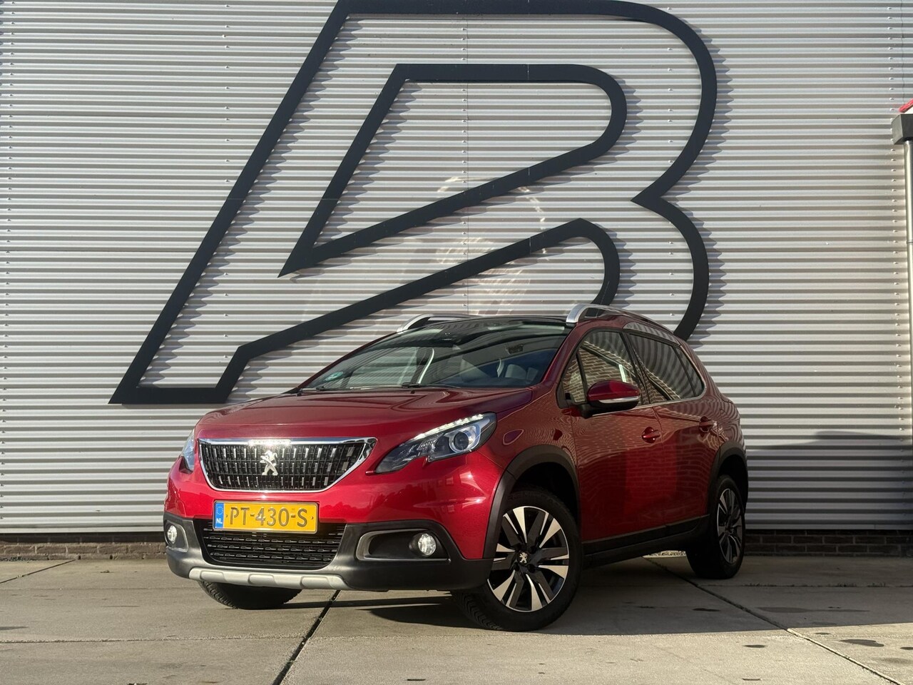 Peugeot 2008 - 1.2 PureTech Allure 2e Eigenaar|Navi|Pano|Carplay|Camera|Clima|Cruise|D-riem vv in 2023|N. - AutoWereld.nl