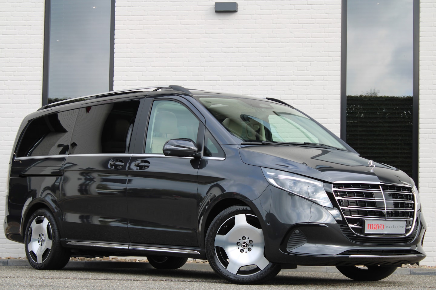 Mercedes-Benz V-klasse - 300d / AMG / Exclusive / DC / Pano / Luchtv / Elec Stoel / Burmester / Vol Opties / NIEUW! - AutoWereld.nl
