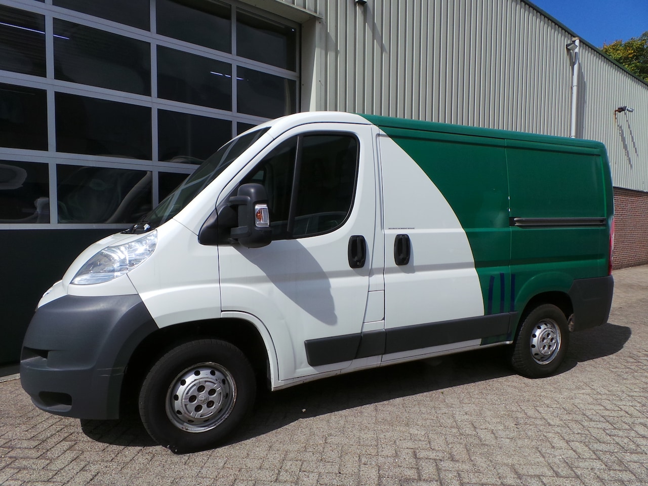 Peugeot Boxer - 330 2.2 HDI 130pk L1H1 Airco 2 schuifdeuren,trekhaak - AutoWereld.nl