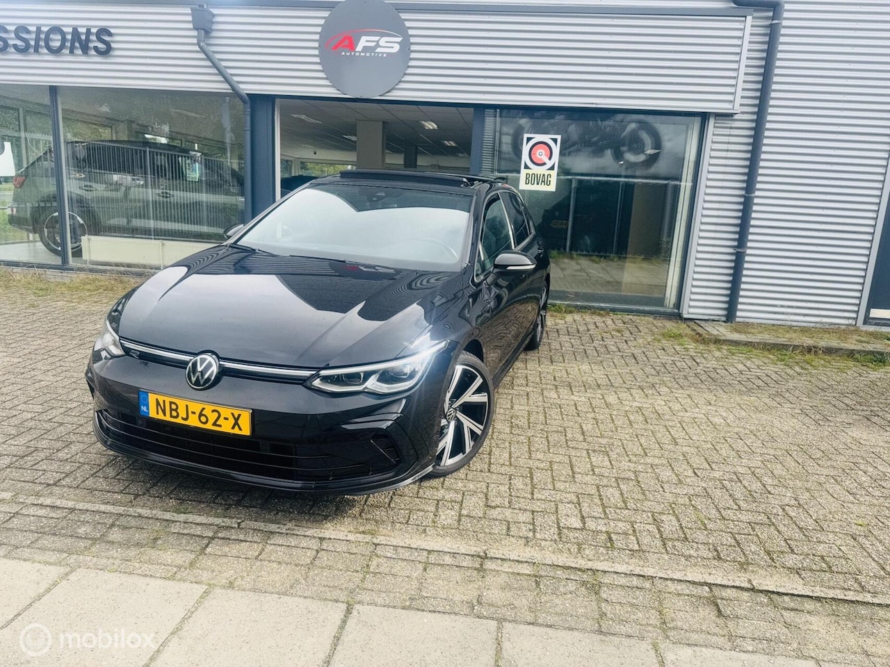 Volkswagen Golf - 1.5 eTSI R-Line / PANO/CAM/CARPLAY/ACC - AutoWereld.nl