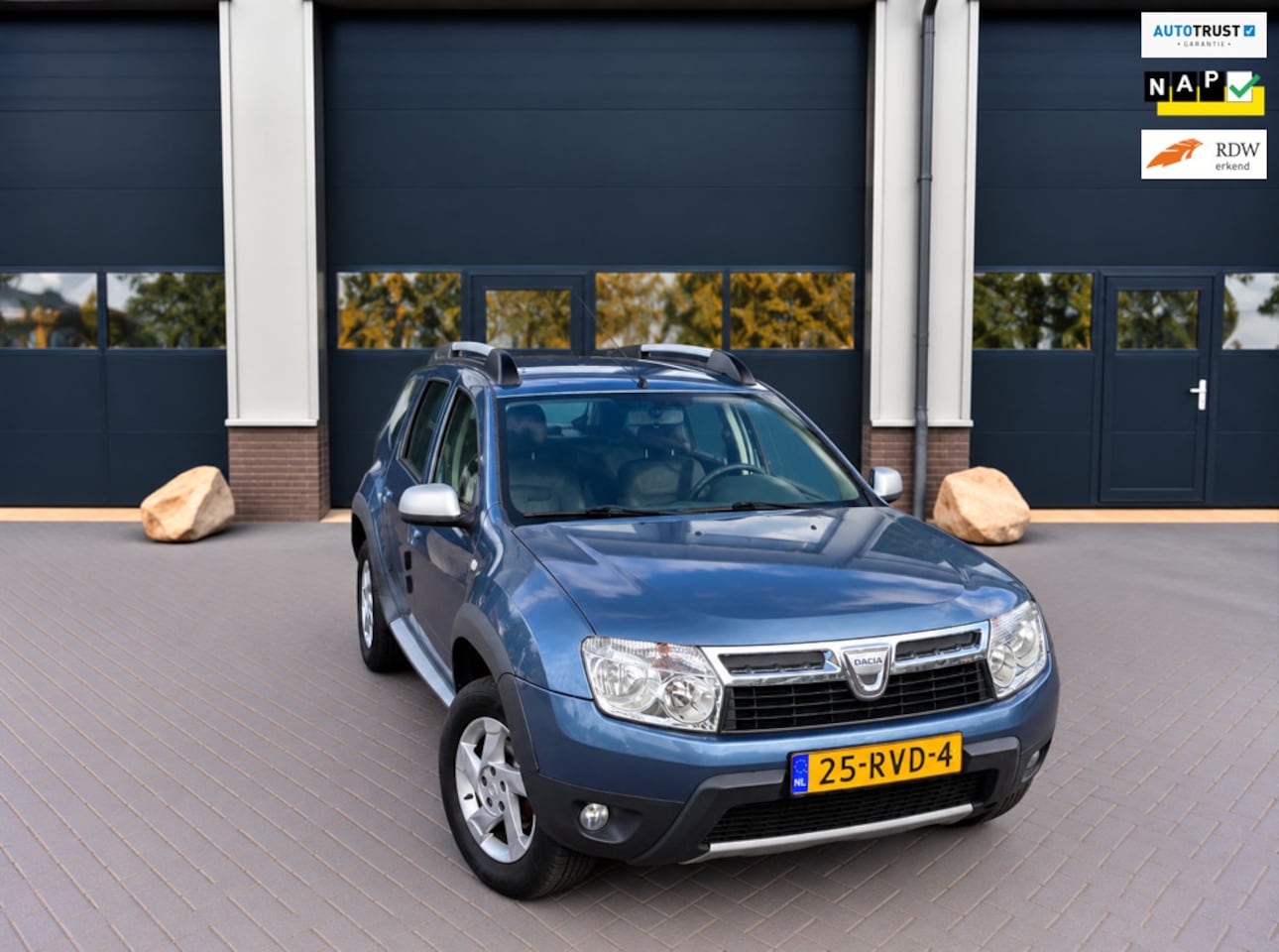 Dacia Duster - 1.6 Lauréate 2wd - Airco - LM - Trekhaak - NAP - Distributie riem vervangen - AutoWereld.nl