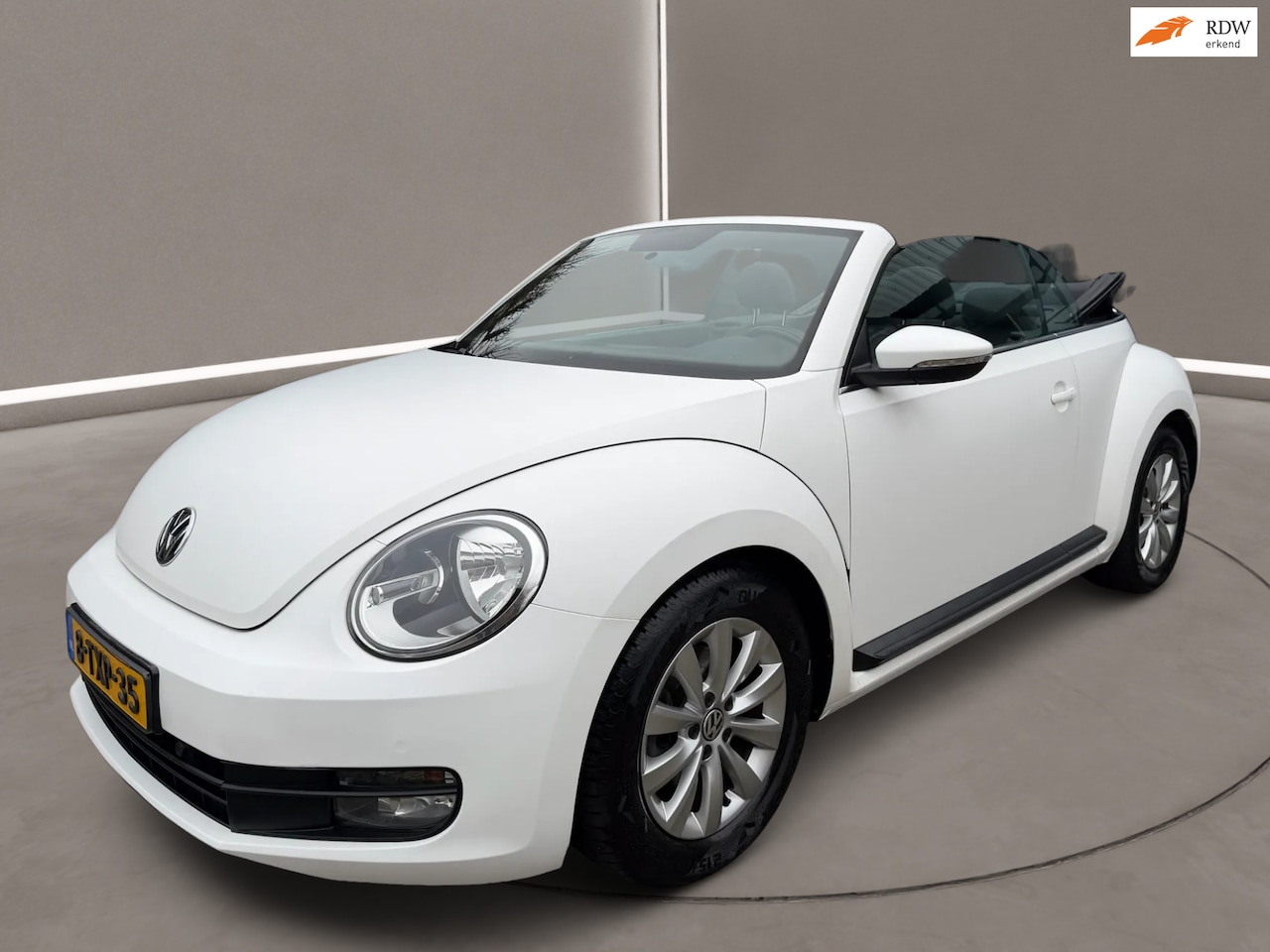 Volkswagen Beetle Cabriolet - 1.2 TSI Design 105 Pk Automaat Airco Navi Matwit gewrapt - AutoWereld.nl