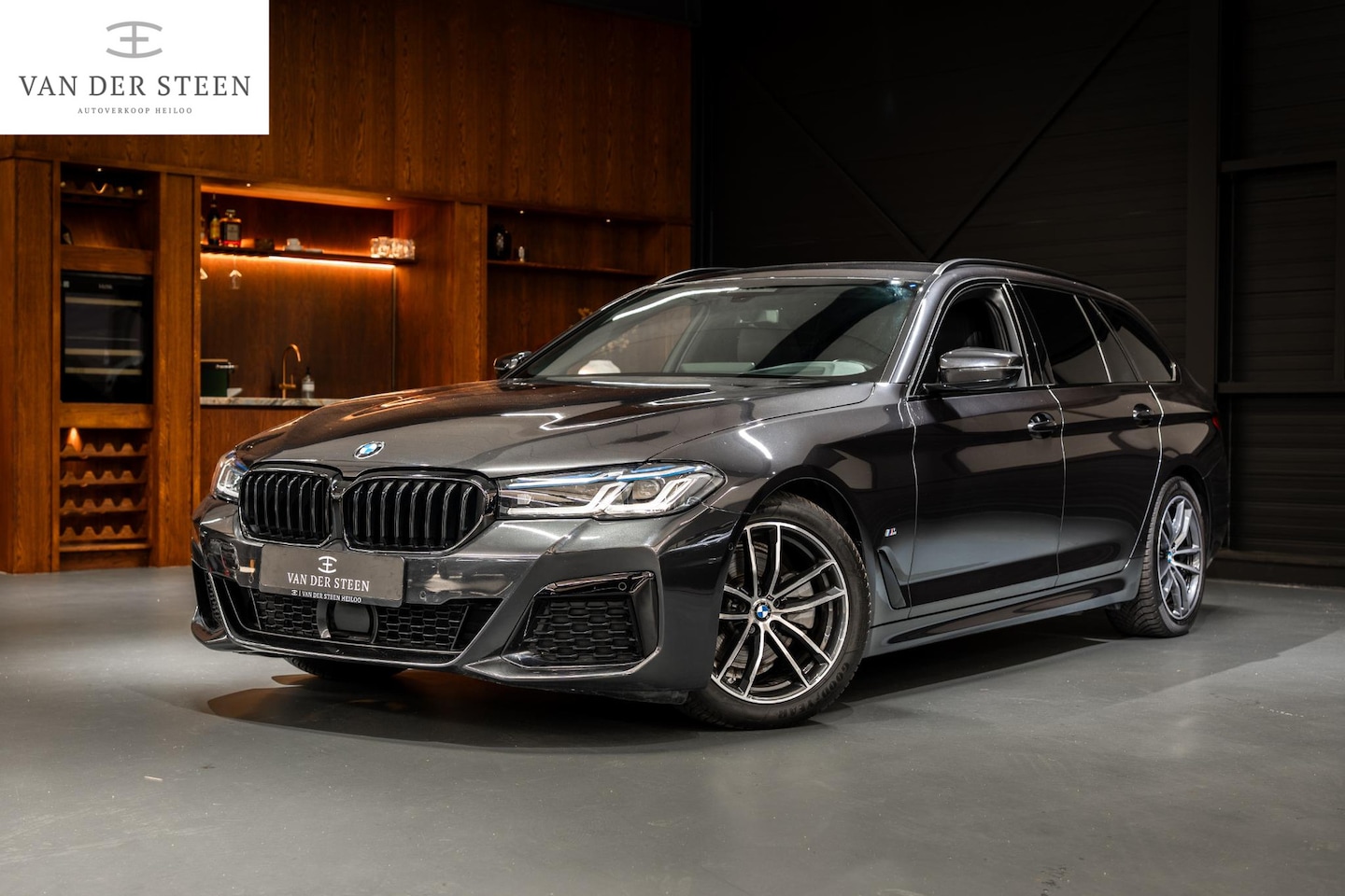 BMW 5-serie Touring - 520i Business Edition Plus Sensatec M Sport | Dealer Onderhouden | Elektr. Trekhaak - AutoWereld.nl