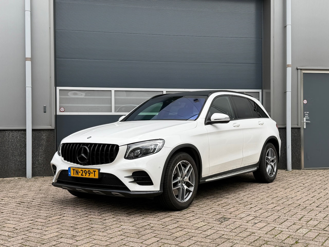 Mercedes-Benz GLC-klasse - 220 d 4MATIC Business Solution AMG bj.2017 Pano|Camera|Trekhaak. - AutoWereld.nl