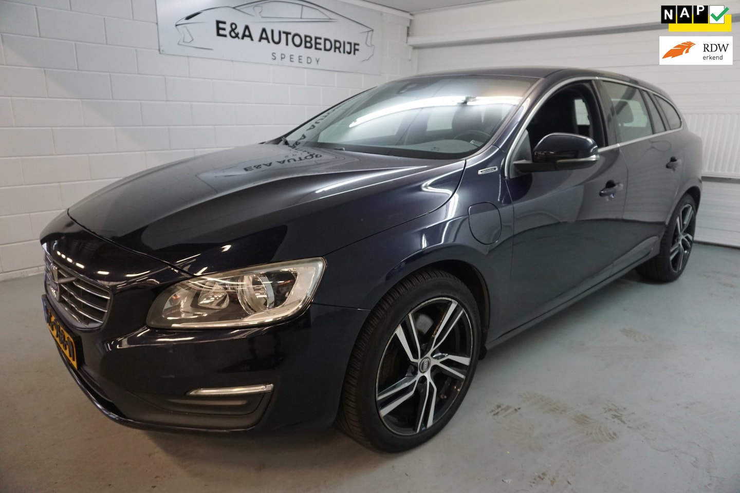 Volvo V60 - 2.4 D6 Twin Engine Momentum /NIEUWE AIRCO - AutoWereld.nl