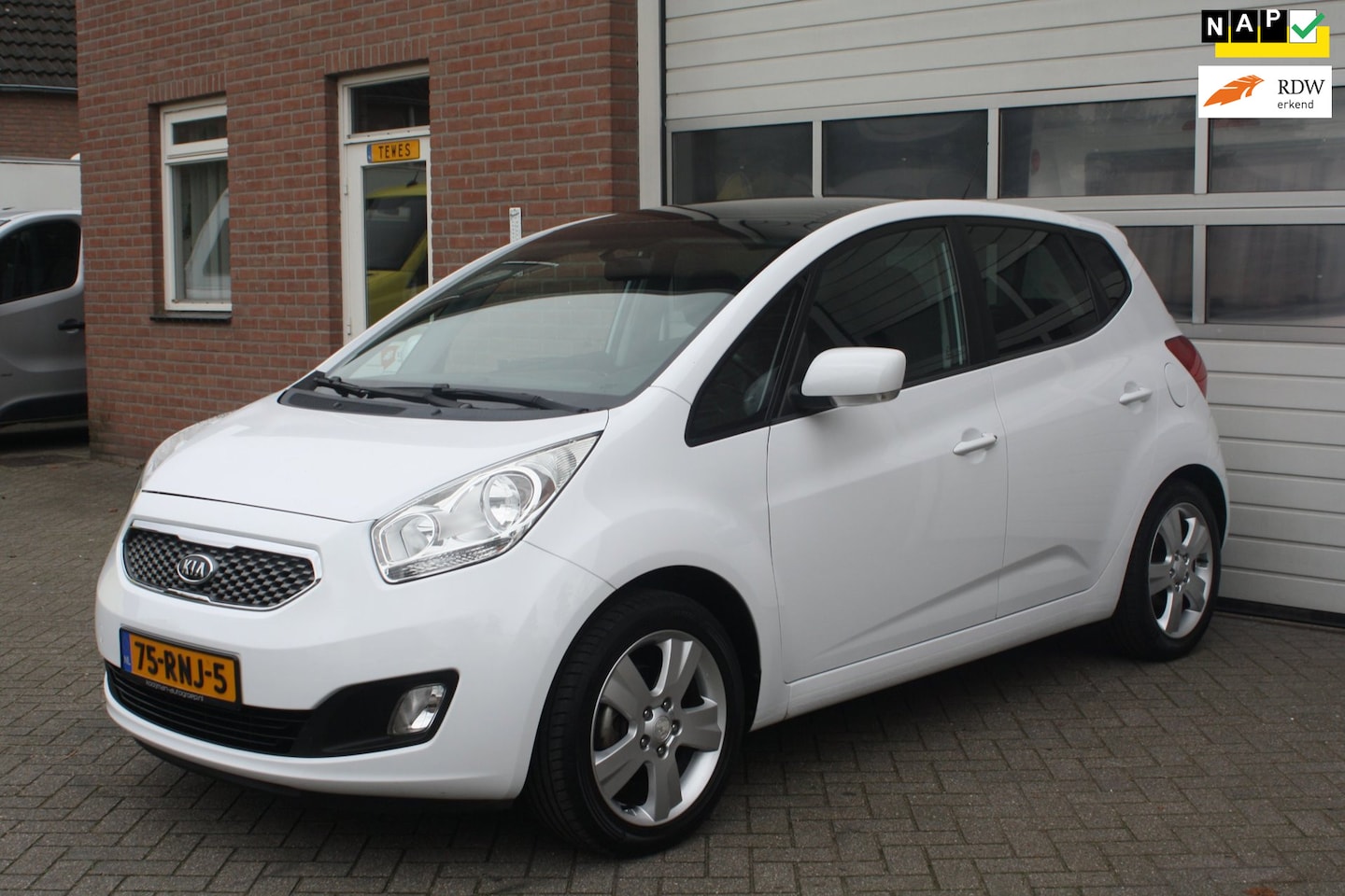 Kia Venga - 1.4 CVVT trekhaak..clima. glazen schuifdak camera.cruise control. navigatie.half leder bek - AutoWereld.nl