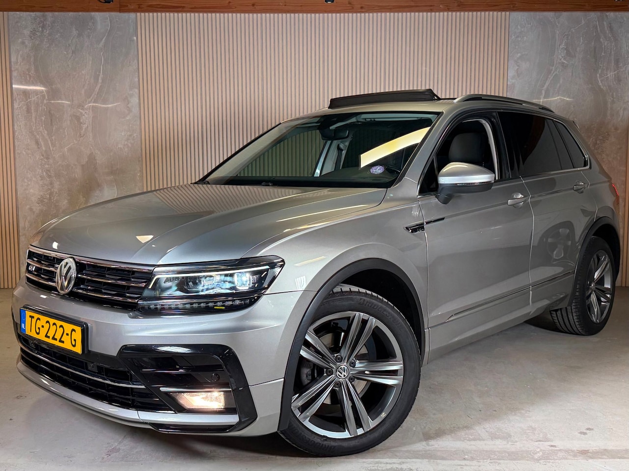 Volkswagen Tiguan - 1.4 TSI 4Motion R-Line Highline Pano Virual Airco - AutoWereld.nl