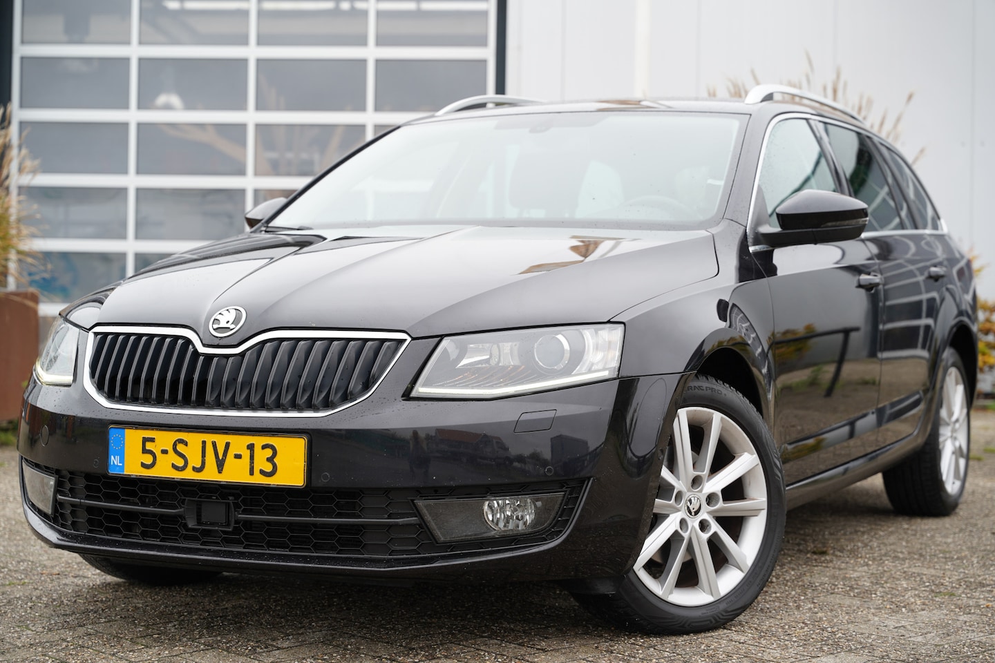 Skoda Octavia Combi - 2.0 TDI Greentech Elegance Businessline 150pk | Audio-navigatie full map | Bi-xenon koplam - AutoWereld.nl