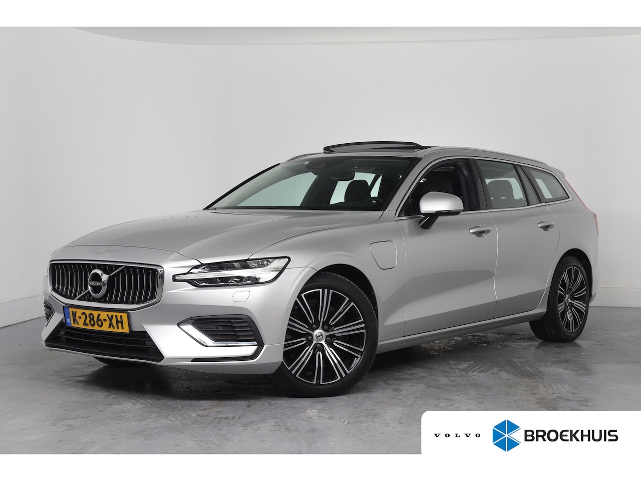 Volvo V60 - 2.0 T8 Twin Engine AWD Momentum Pro | Dealer Onderhouden! | Open Dak | Leder | Memory Zete - AutoWereld.nl