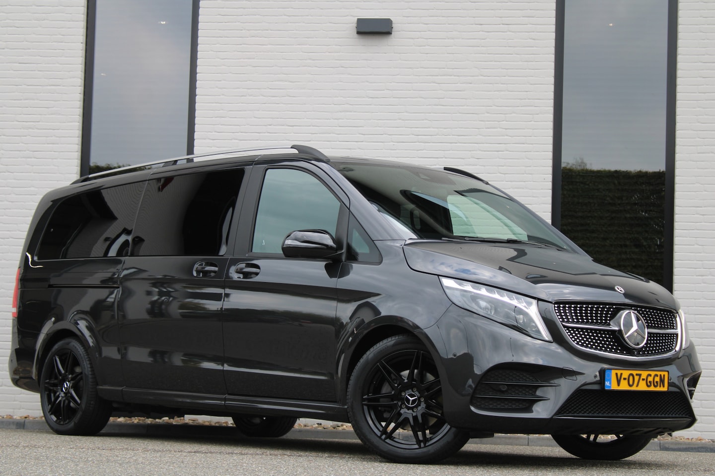 Mercedes-Benz V-klasse - 300d / AMG / XXL / DC / Luchtvering / Elec Stoelen / Burmester / Vol Opties / NIEUWSTAAT - AutoWereld.nl