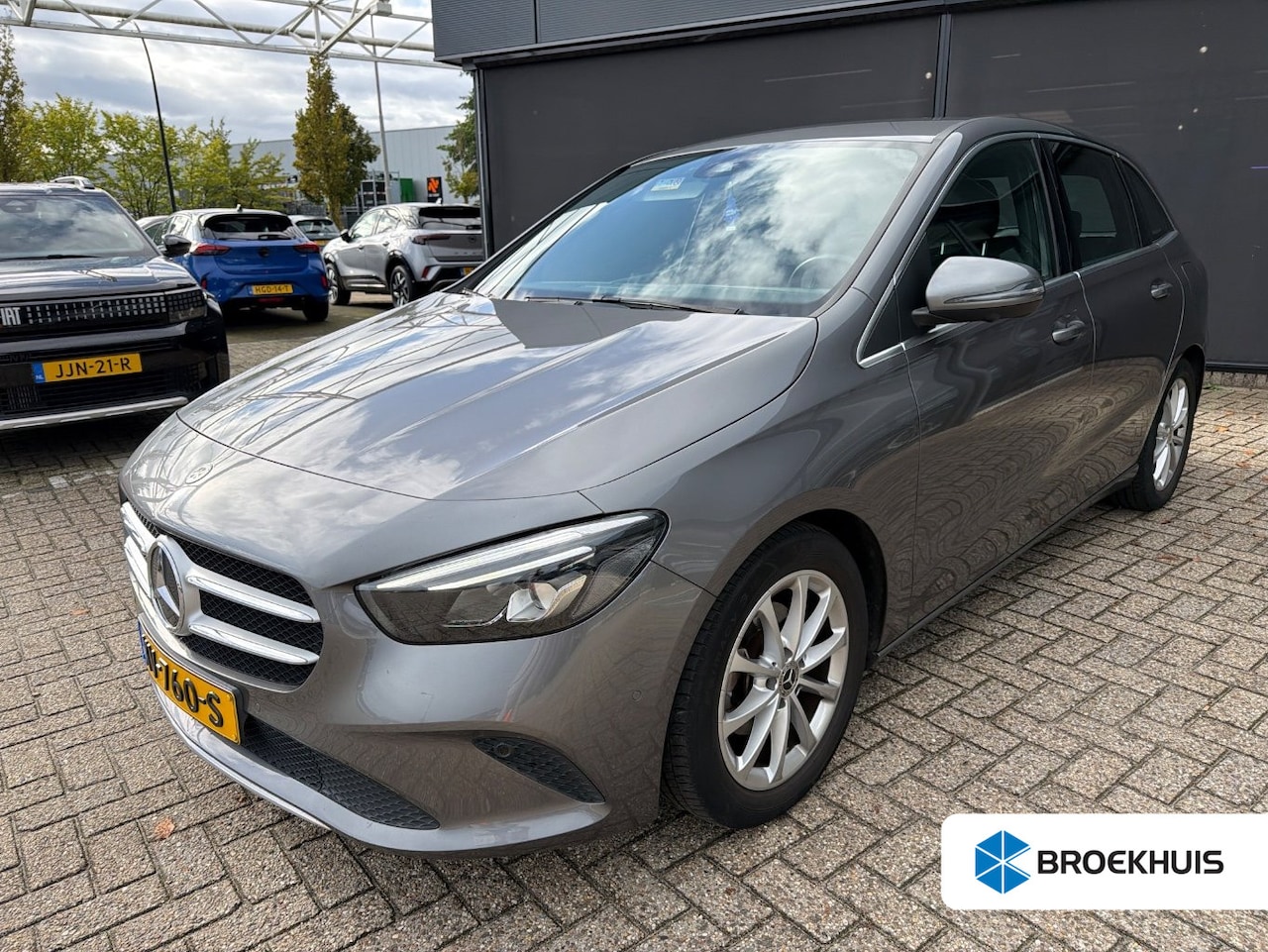 Mercedes-Benz B-klasse - 180 Launch Edition | Navigatie | Elektr. Stoelen | 360 Camera | Climate Control | Cruise C - AutoWereld.nl