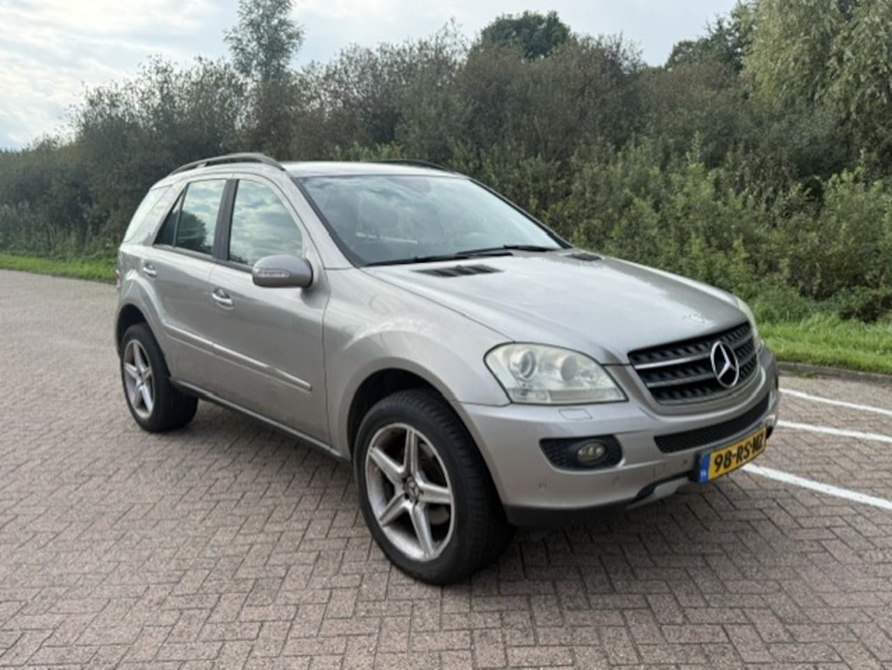 Mercedes-Benz M-klasse - 350 Rijdt en schakelt perfect. Gebruikerssporen. APK tot 4-2027. - AutoWereld.nl