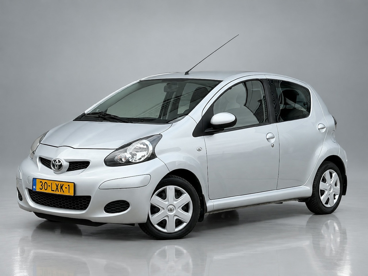 Toyota Aygo - 1.0-12V Comfort||5-deurs|All-season banden|Airco|NAP|Dealer onderhouden - AutoWereld.nl
