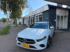 Mercedes-Benz A-klasse - 180 Luxury Line|NAP|CARPLAY|SFEERLICHT|CAMERA|WIDESCREEN