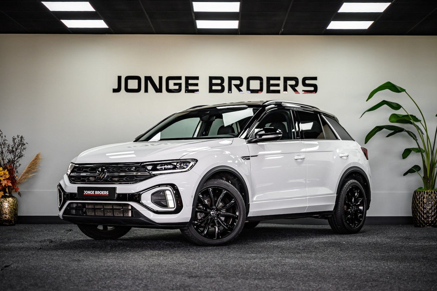 Volkswagen T-Roc - 1.5 TSI R-Line Pano/iQ-light/Blindspot - AutoWereld.nl