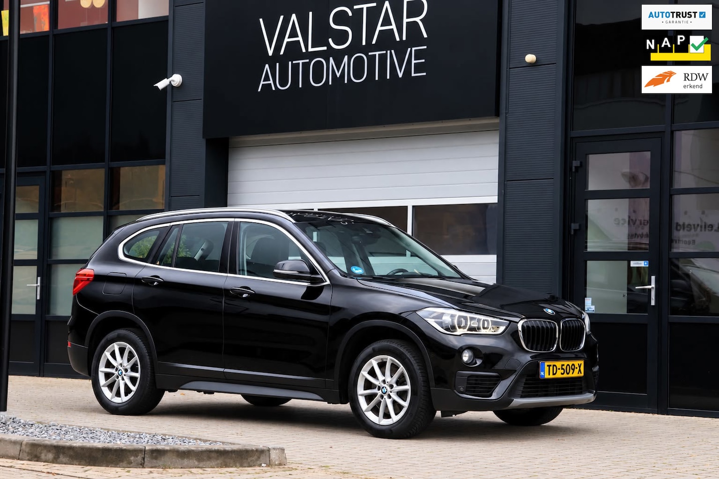 BMW X1 - SDrive20i High Executive | Trekhaak | LED | Stoel-stuur verwarming! - AutoWereld.nl