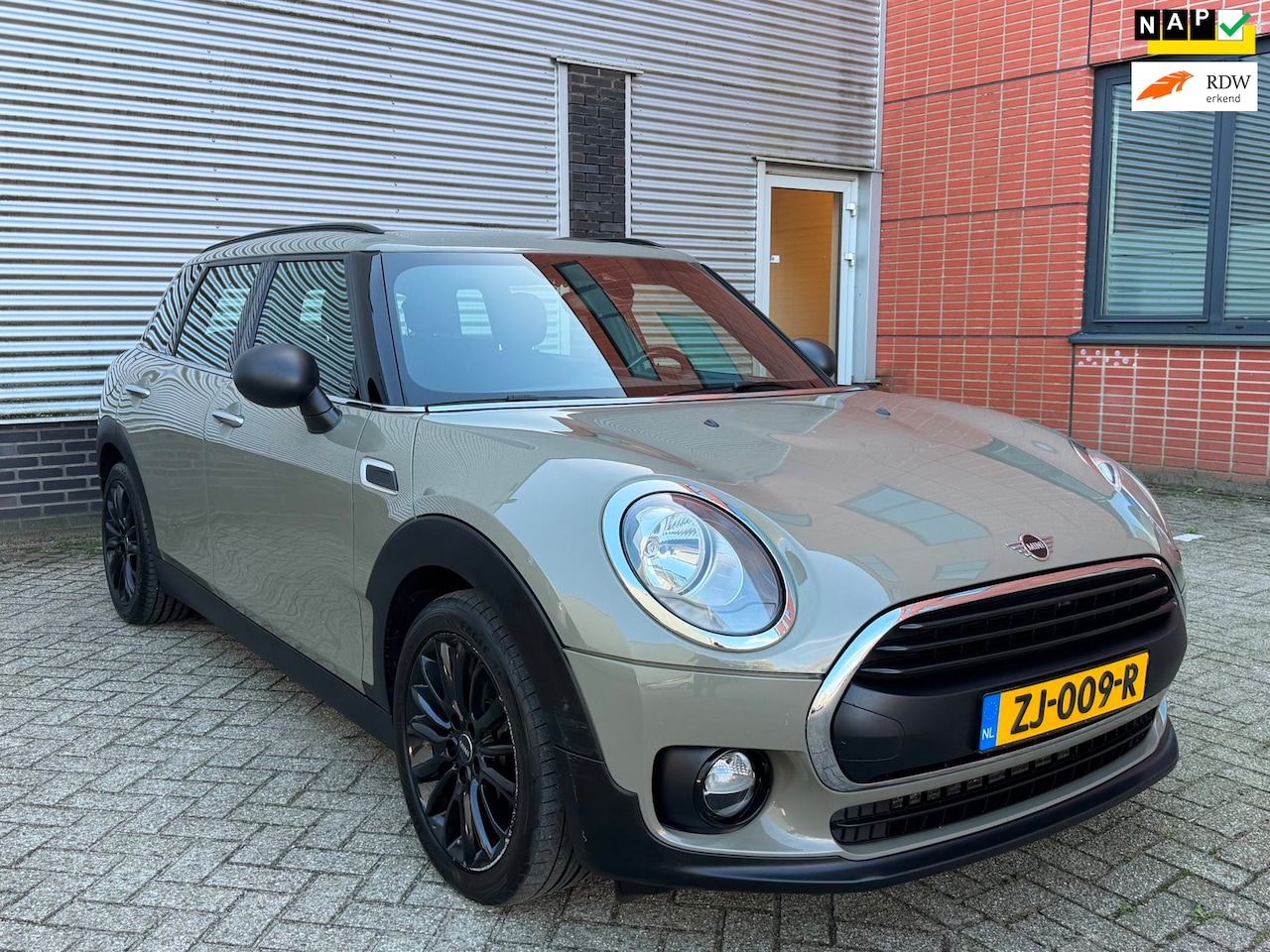 MINI Clubman - 1.5 Cooper Business Edition Lichtmetaal, automaat, climat con, navigatie, nap, apk, rgb ve - AutoWereld.nl