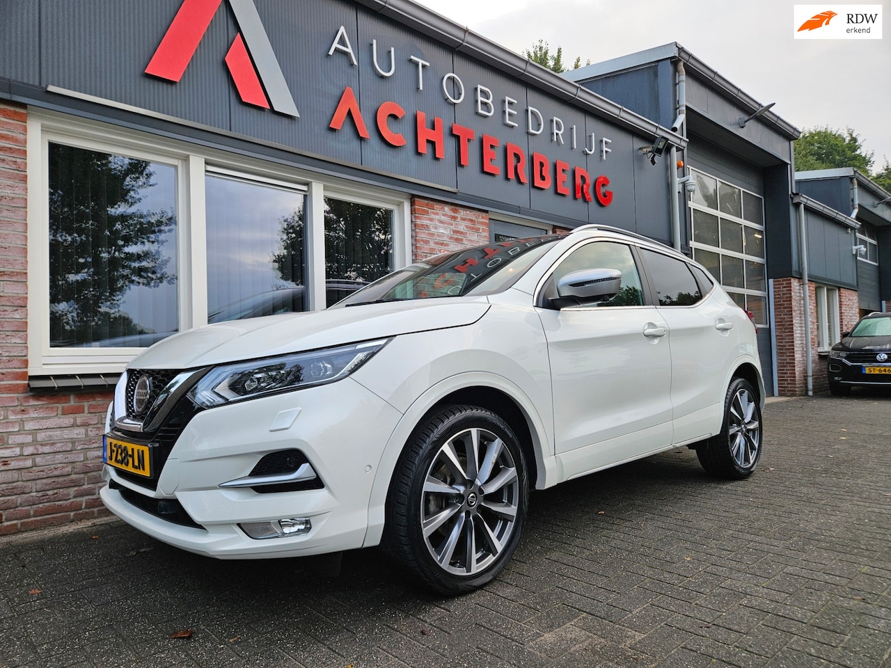 Nissan Qashqai - 1.3 DIG-T Tekna + Trekhaak! Leer! Camera! Panoramadak! 140PK! Mooie/Nette Auto! - AutoWereld.nl