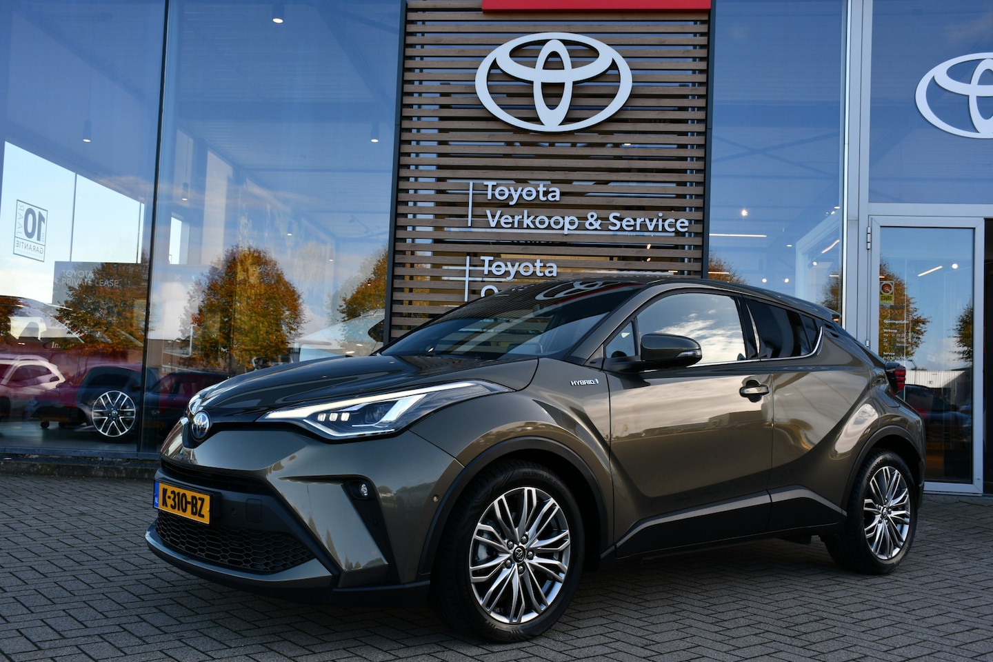 Toyota C-HR - 1.8 Hybrid Executive Automaat 122pk | Dodehoekdetectie | JBL-audio | Half lederen stoelen - AutoWereld.nl