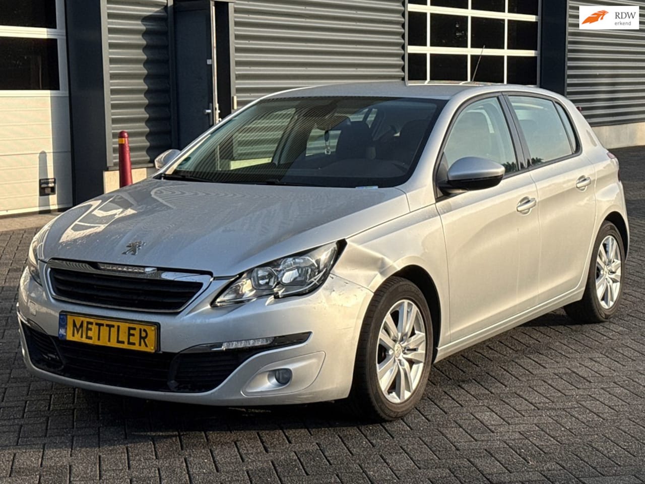 Peugeot 308 - 1.2 VTi Active | Navigatie | Trekhaak | Schadeauto - AutoWereld.nl