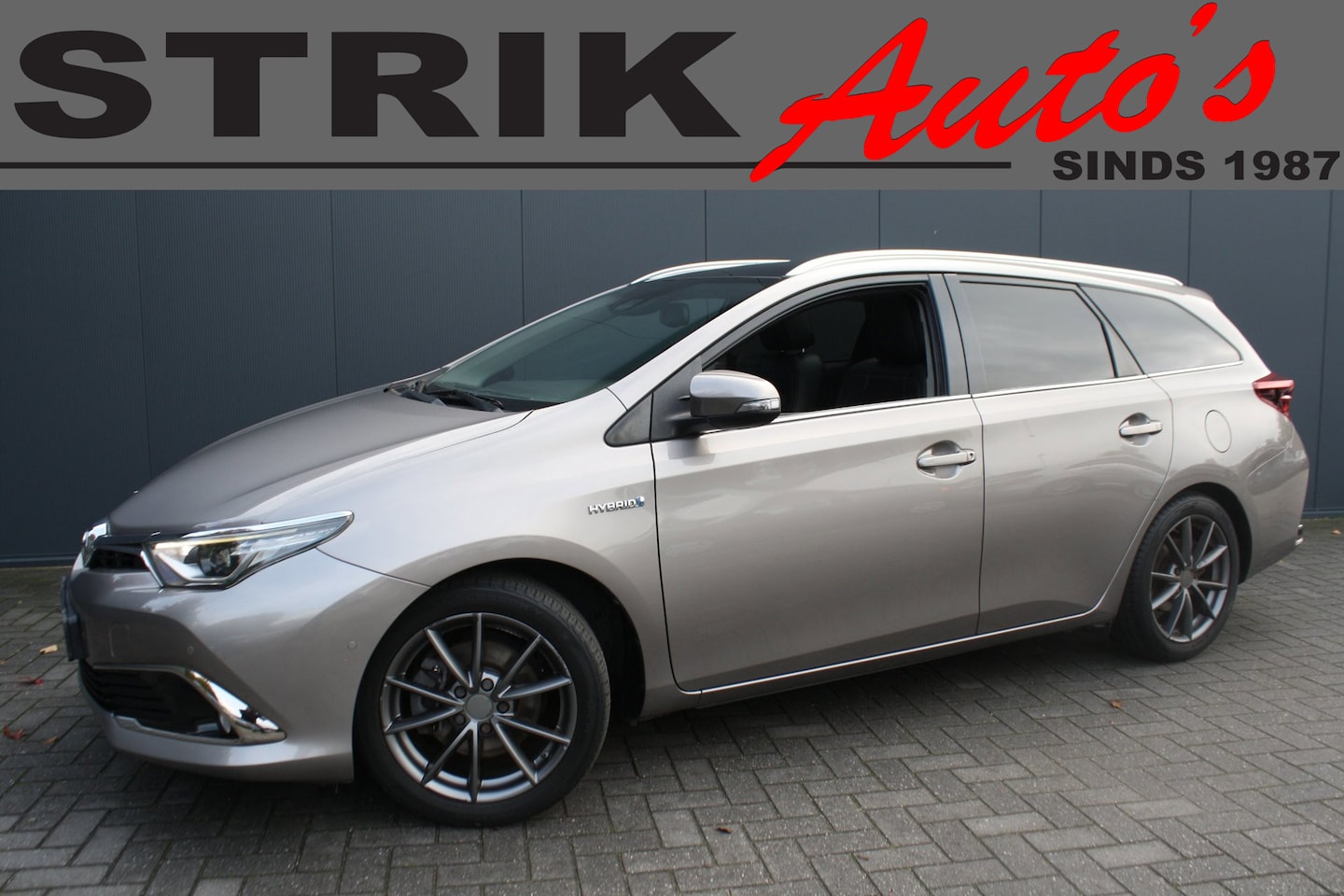 Toyota Auris Touring Sports - 1.8 Hybrid Lease pro LEDER - NAVIGATIE - CAMERA - PANORAMADAK - TREKHAAK - AutoWereld.nl