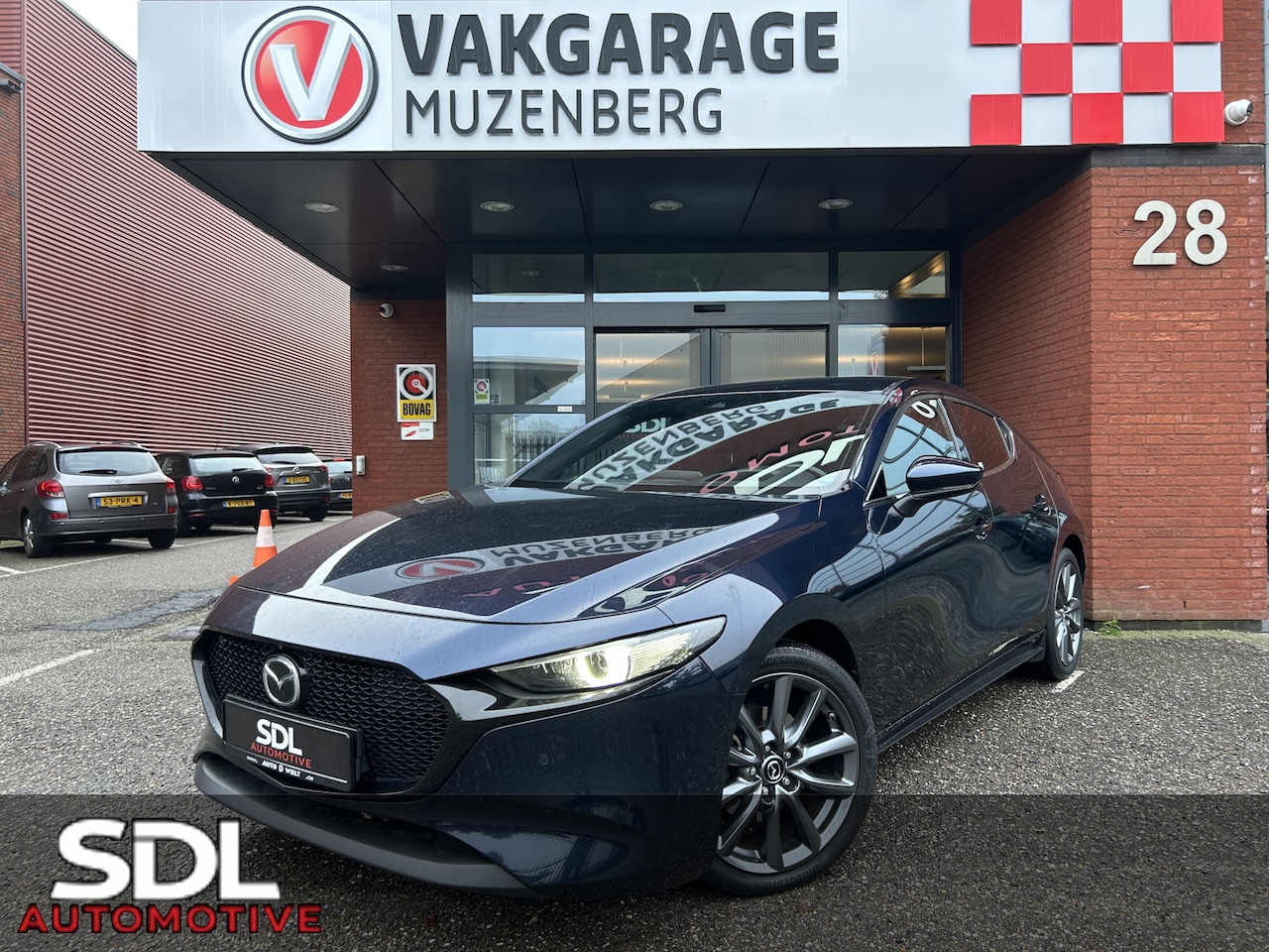 Mazda 3 - 2.0 e-SkyActiv-X M Hybrid 180PK!! // FULL LED // NAVI + CARPLAY // DODEHOEK // KEYLESS // - AutoWereld.nl