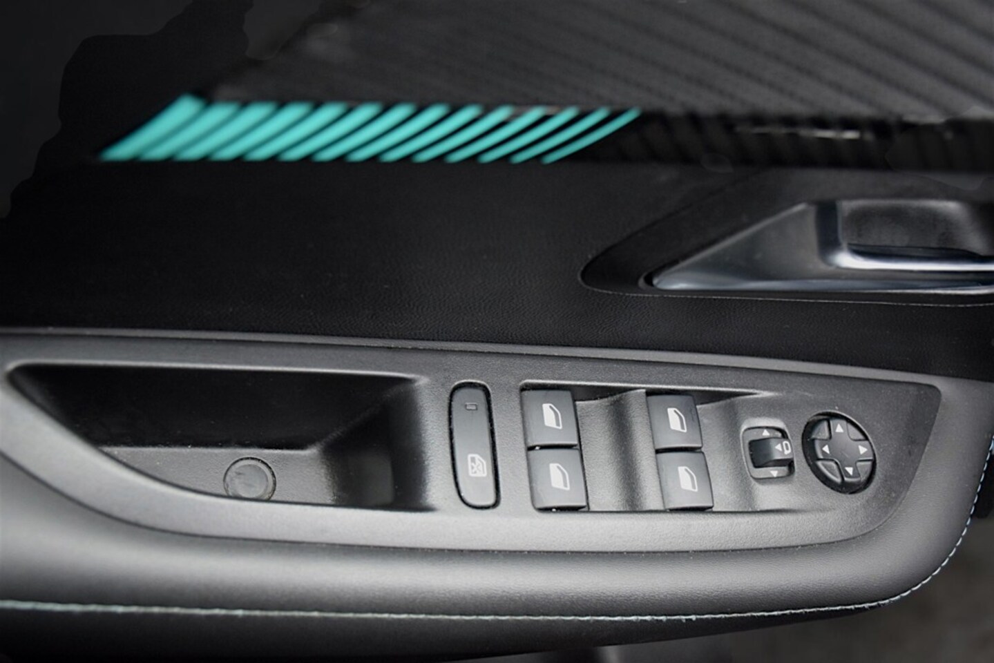 Peugeot 208 - 1.2 PureTech Allure Pack 1.2 PureTech Allure Pack, Automaat, Apple carplay, Camera