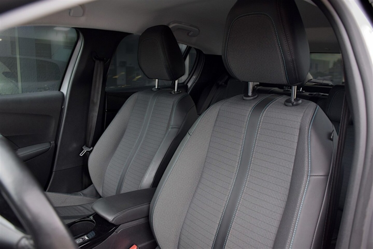 Peugeot 208 - 1.2 PureTech Allure Pack 1.2 PureTech Allure Pack, Automaat, Apple carplay, Camera