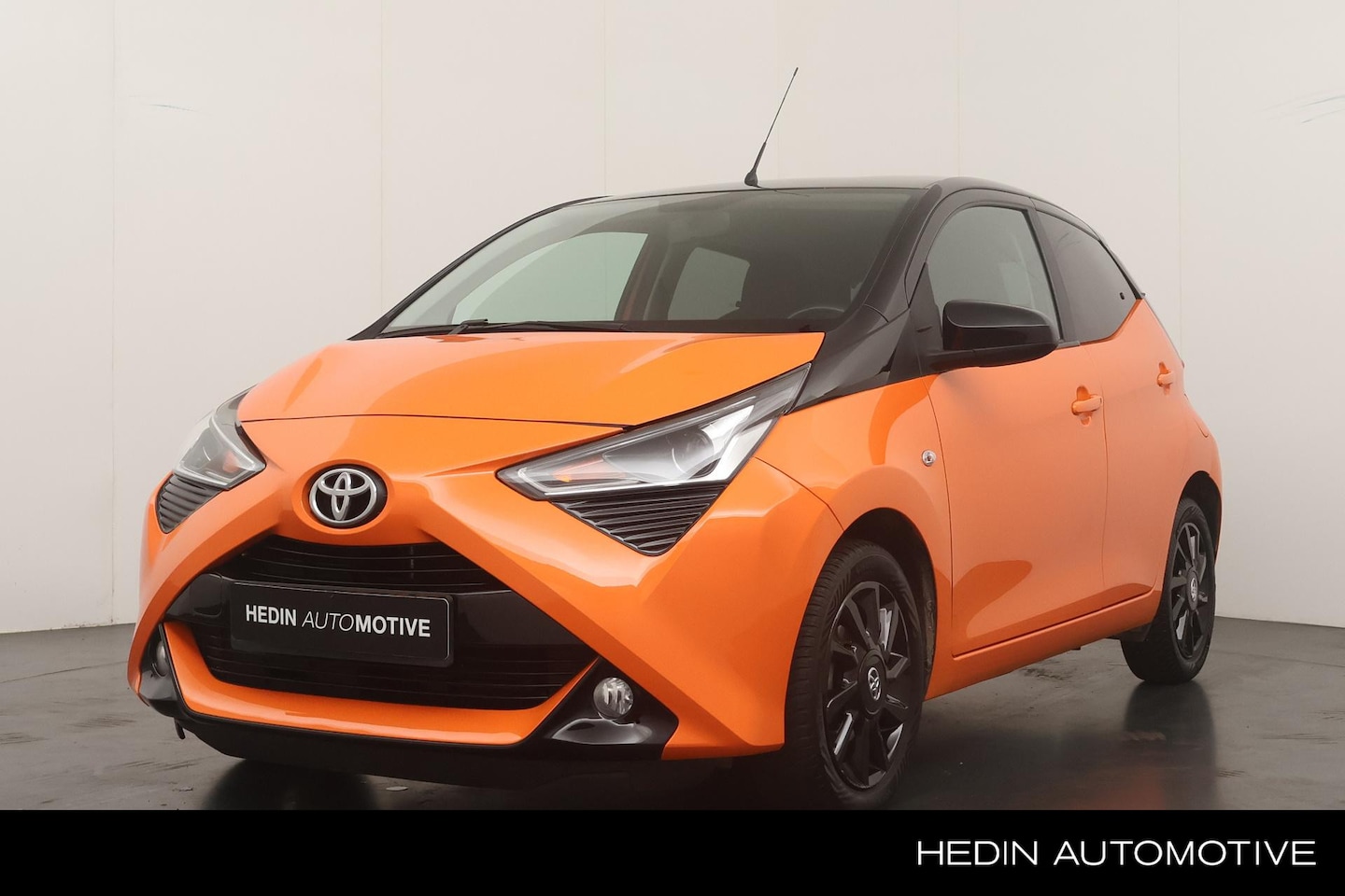 Toyota Aygo - 1.0 VVT-i x-cite | Parkeer Camera | Apple Carplay/Android Auto | All Season Banden | Airco - AutoWereld.nl