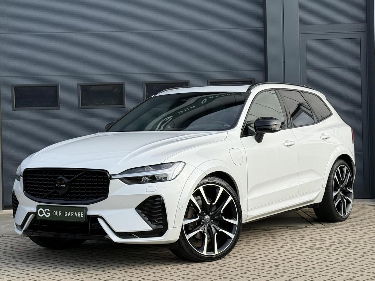 Volvo XC60 - 2.0 T8 AWD R-Design|Facelift|Lucht|B&W|Pano|22'' - AutoWereld.nl