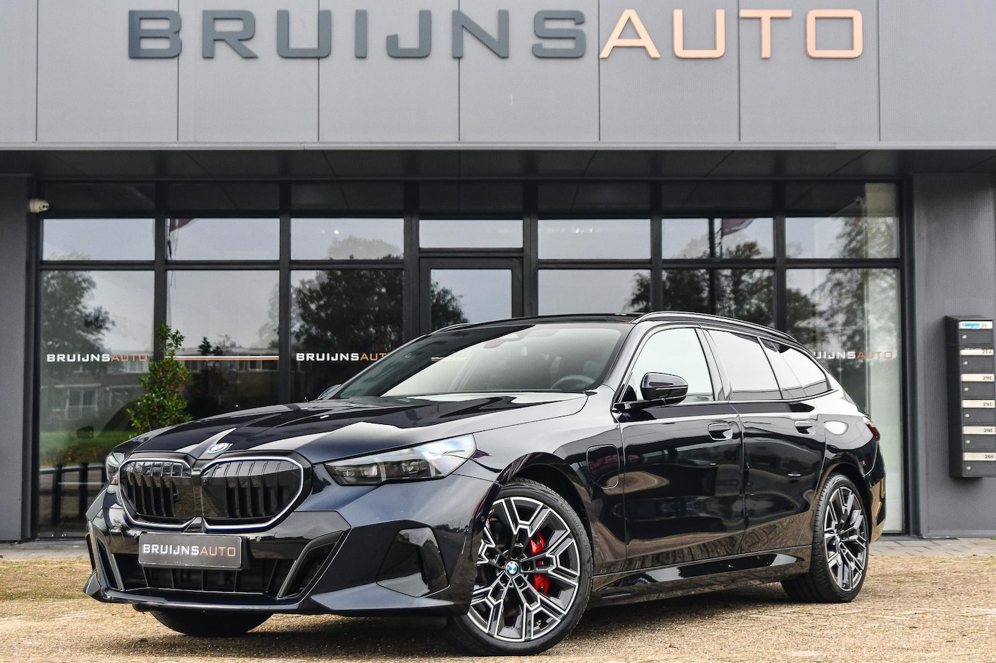 BMW 5-serie Touring - 550e xDrive M Sport Pro Edition |Glazendak|BTW| - AutoWereld.nl