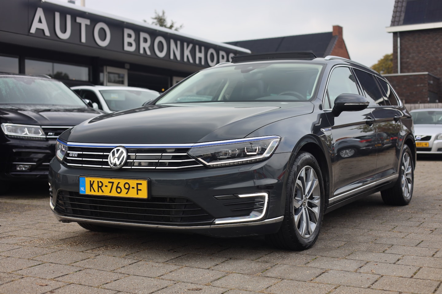 Volkswagen Passat Variant - 1.4 TSI GTE I PANO I CARPLAY I TREKHAAK I ACC - AutoWereld.nl