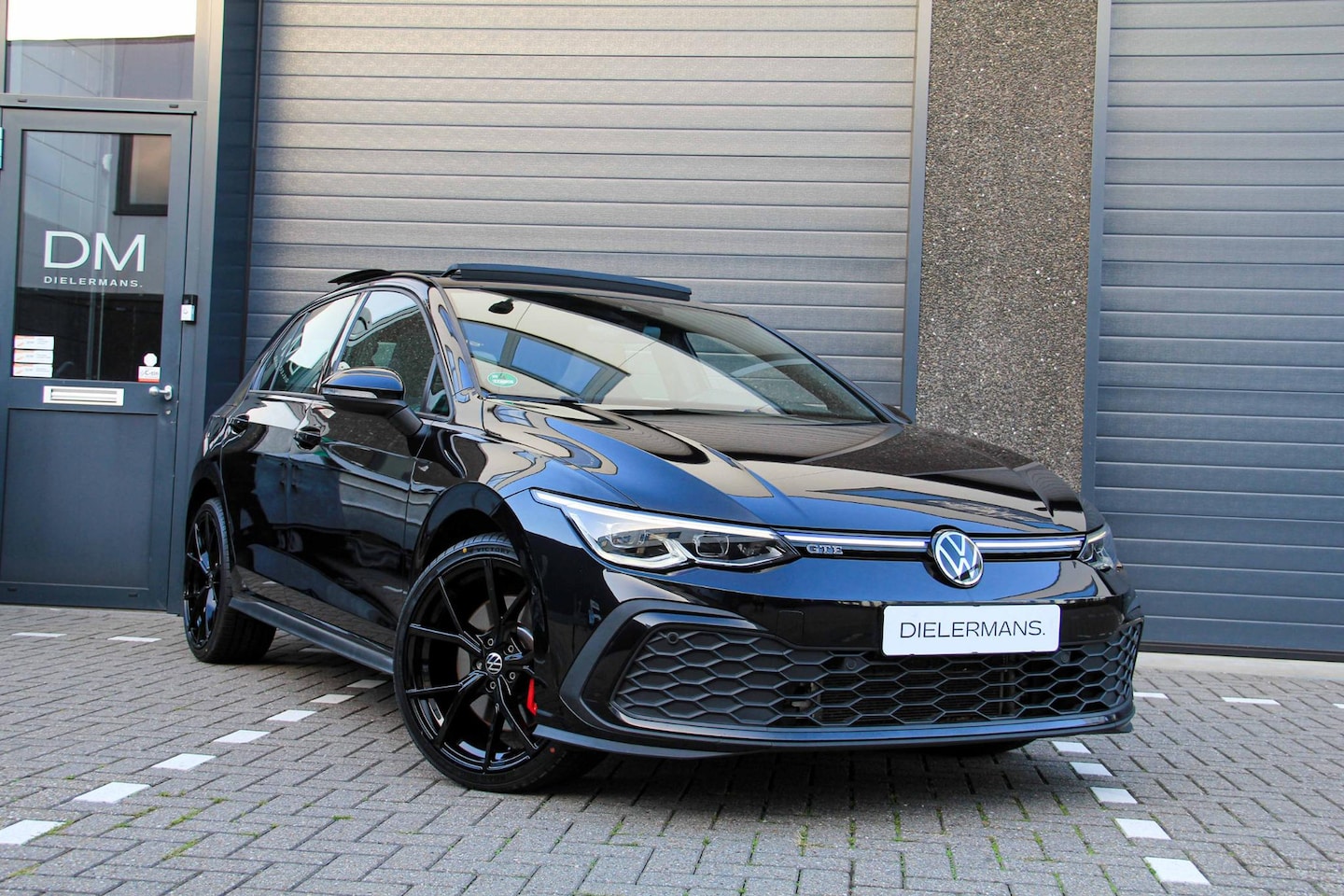 Volkswagen Golf - 1.4 eHybrid GTE | Pano | IQ | 19" Estoril | Black on Black | Elektrische trekhaak | Vol in - AutoWereld.nl