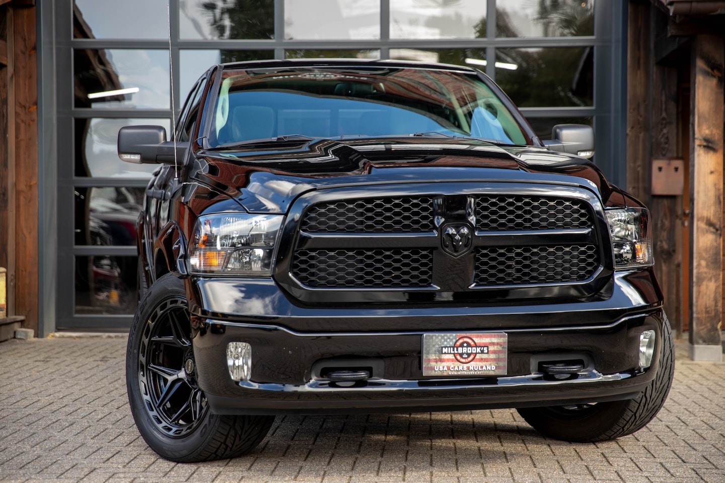 Dodge Ram 1500 - 5.7 V8 Crew Cab !!! 1e Eigenaar !!! - AutoWereld.nl