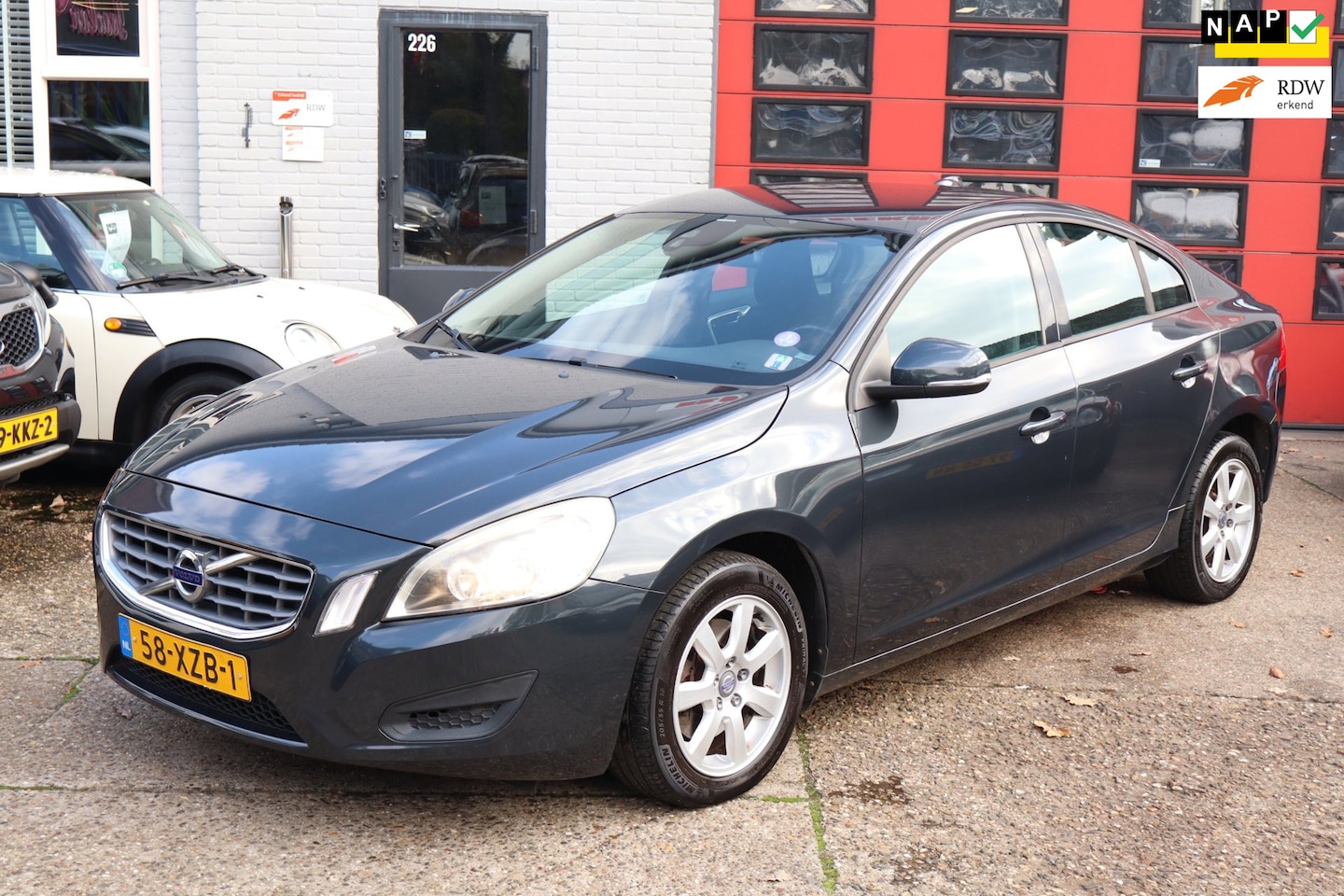 Volvo S60 - 1.6 T3 Kinetic 1.6 T3 Kinetic , AUTOMAAT ,NAVI , 150 PK - AutoWereld.nl